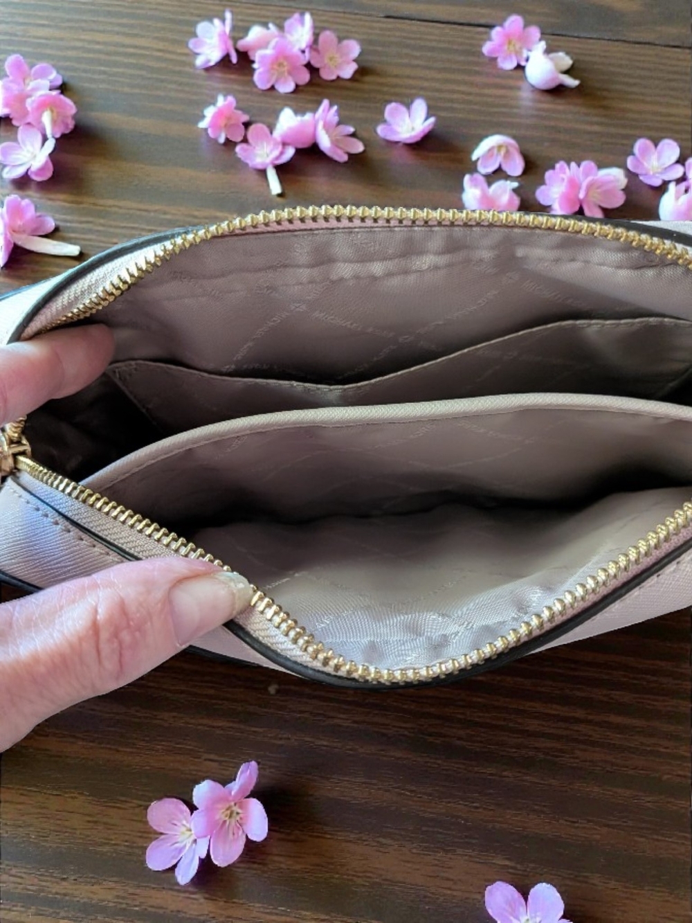 Michael Kors Women's Crossbody Bag in Light Pink Blush, In Excellent Condition.. - Picture 6 of 8